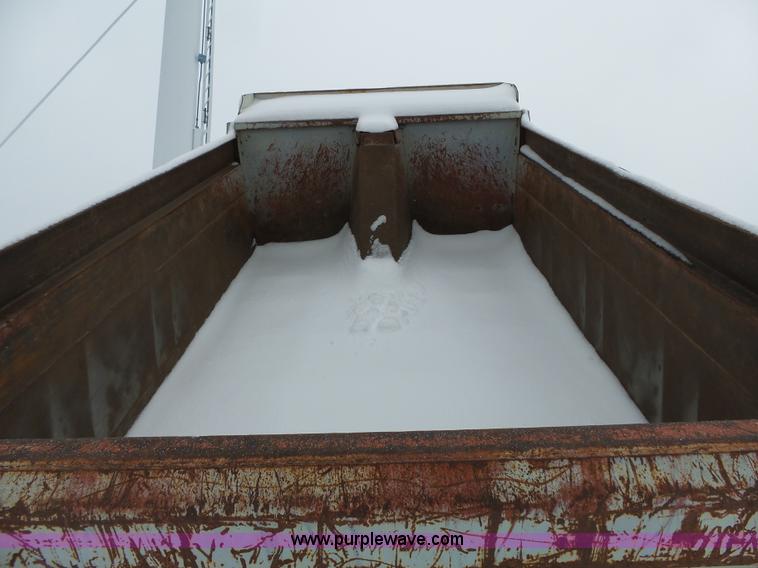 image for item L3661 1980 Ford F700 dump truck