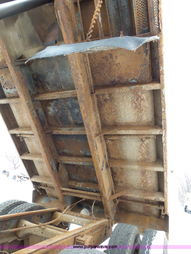 image for item L3661 1980 Ford F700 dump truck