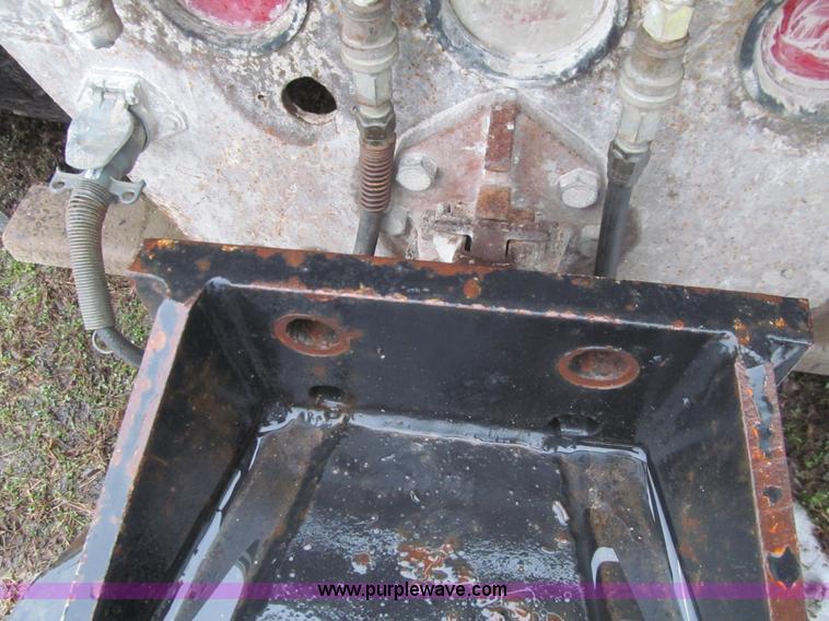 image for item L5505 2004 XL Specialized XL50T equipment trailer