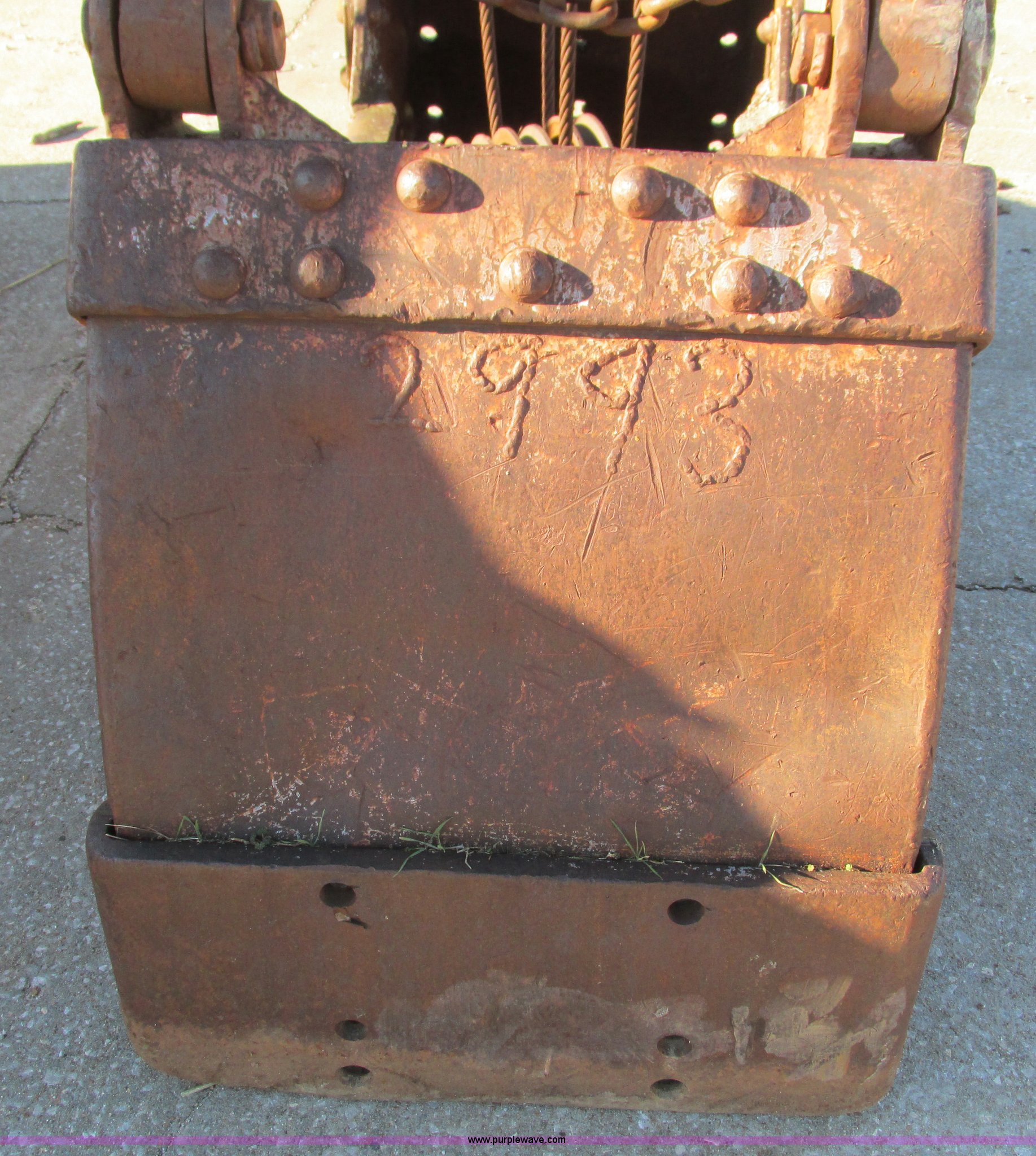 Clamshell bucket in Brookline Station, MO Item BG9167 sold Purple Wave