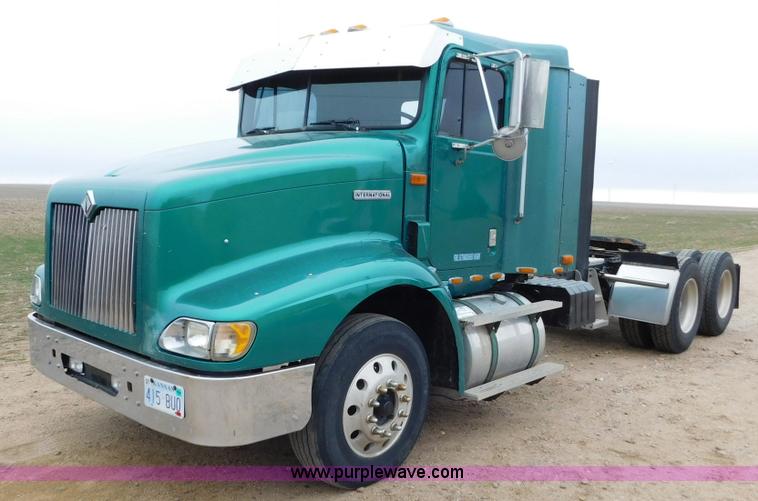 image for item J6830 1999 International 9200 semi truck