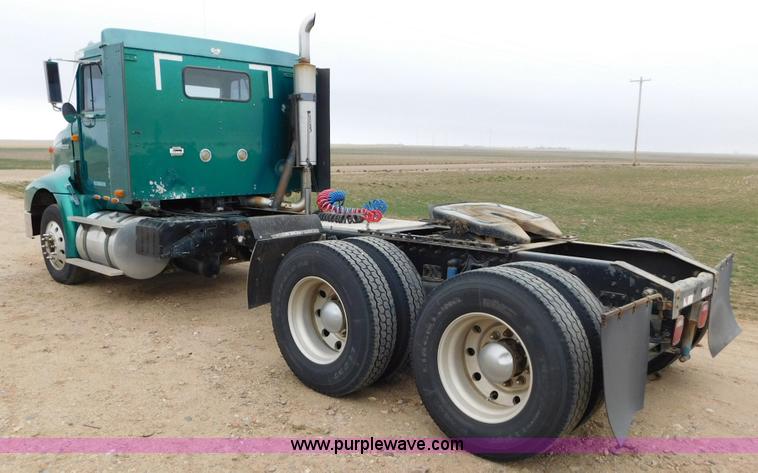 image for item J6830 1999 International 9200 semi truck