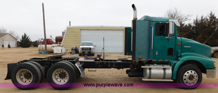 image for item J6830 1999 International 9200 semi truck