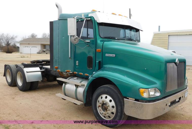 image for item J6830 1999 International 9200 semi truck