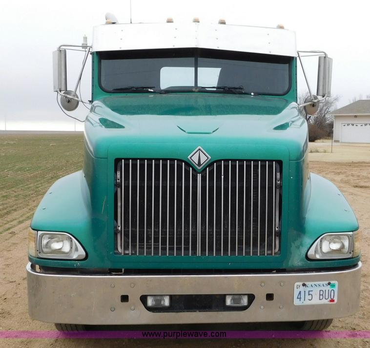 image for item J6830 1999 International 9200 semi truck