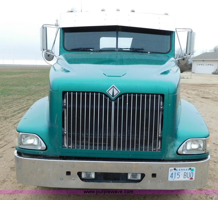 image for item J6830 1999 International 9200 semi truck