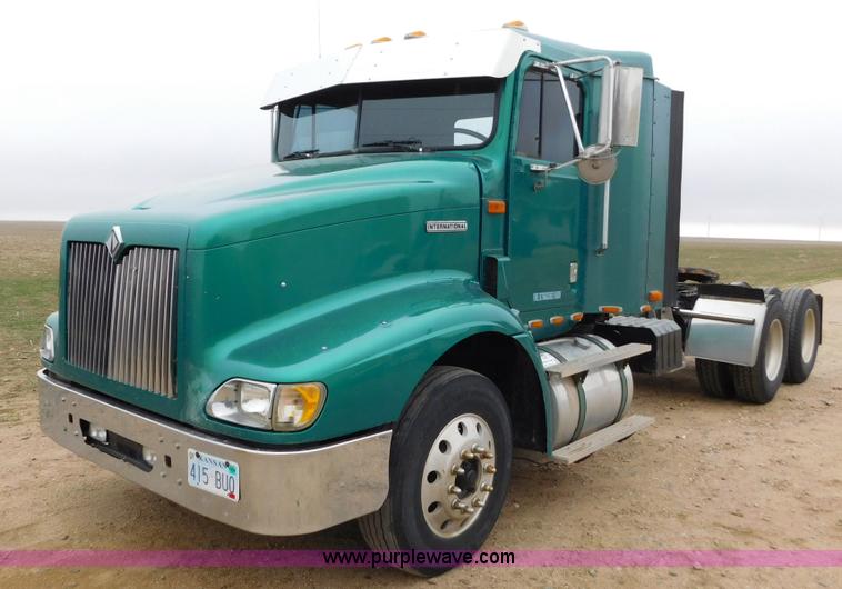 image for item J6830 1999 International 9200 semi truck