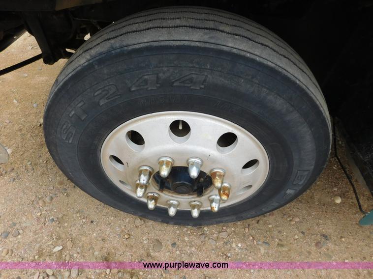 image for item J6830 1999 International 9200 semi truck