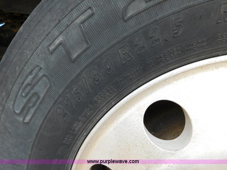 image for item J6830 1999 International 9200 semi truck