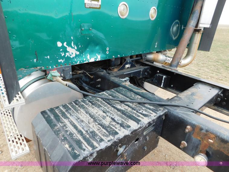 image for item J6830 1999 International 9200 semi truck