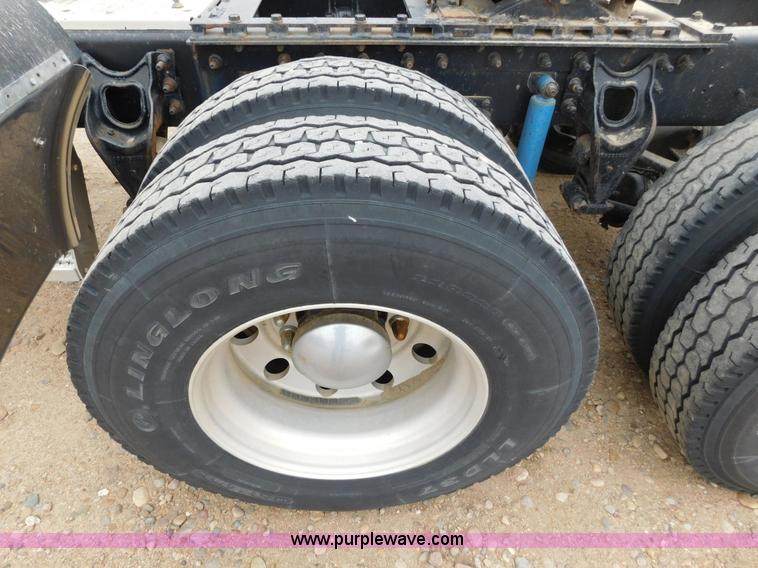 image for item J6830 1999 International 9200 semi truck