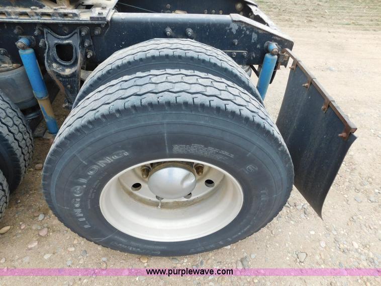 image for item J6830 1999 International 9200 semi truck