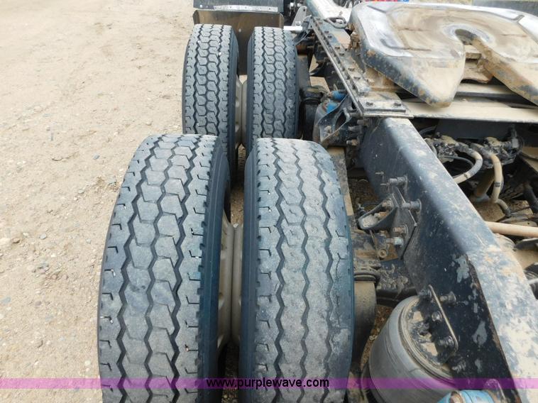 image for item J6830 1999 International 9200 semi truck