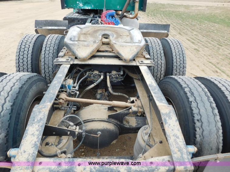 image for item J6830 1999 International 9200 semi truck