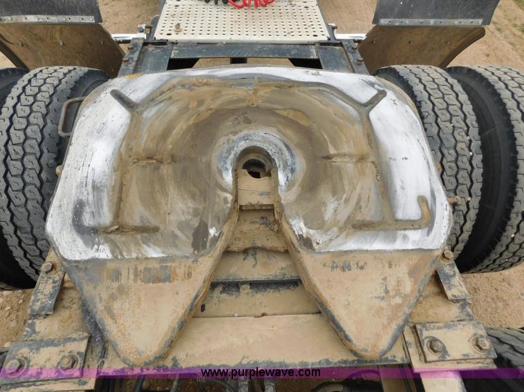 image for item J6830 1999 International 9200 semi truck