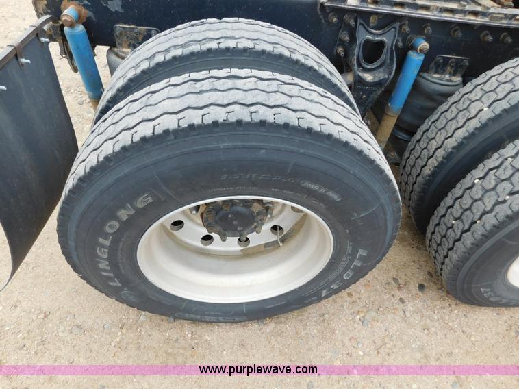 image for item J6830 1999 International 9200 semi truck