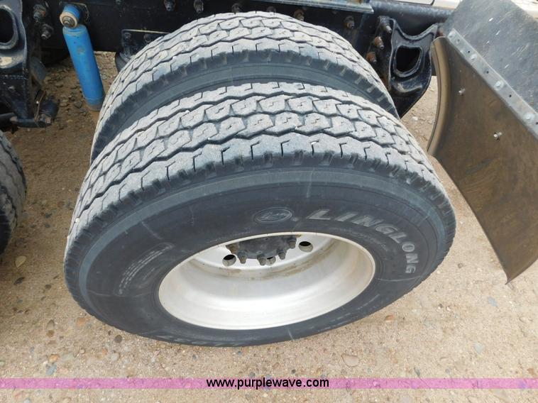 image for item J6830 1999 International 9200 semi truck