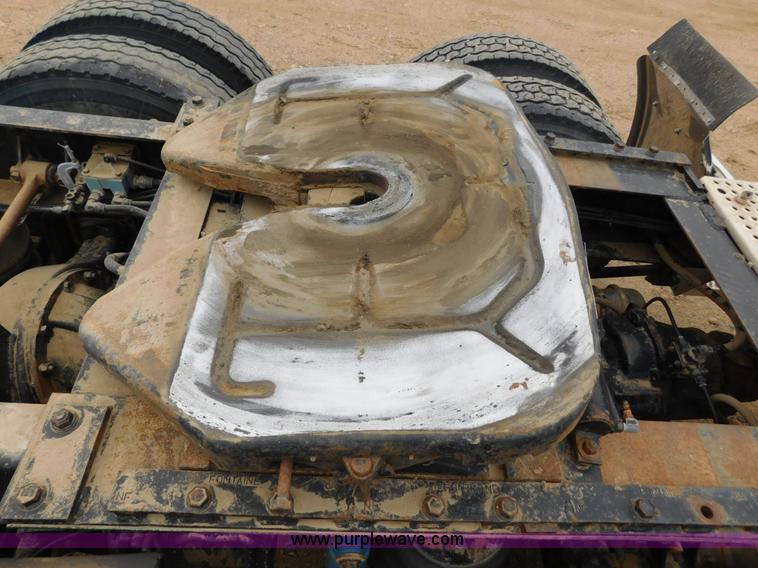 image for item J6830 1999 International 9200 semi truck