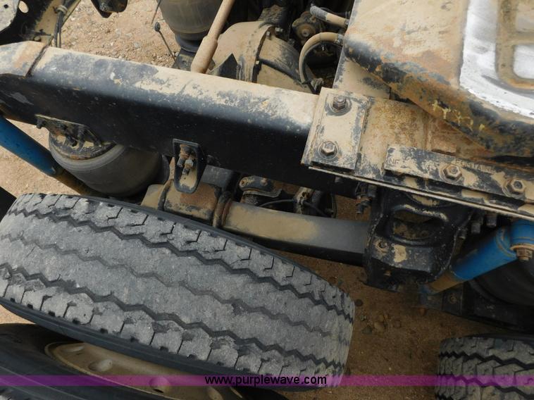 image for item J6830 1999 International 9200 semi truck