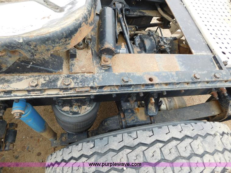 image for item J6830 1999 International 9200 semi truck