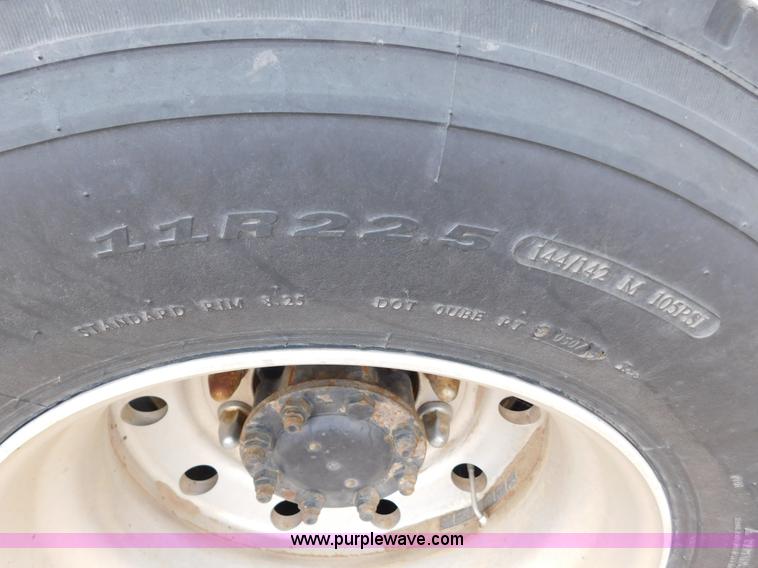 image for item J6830 1999 International 9200 semi truck