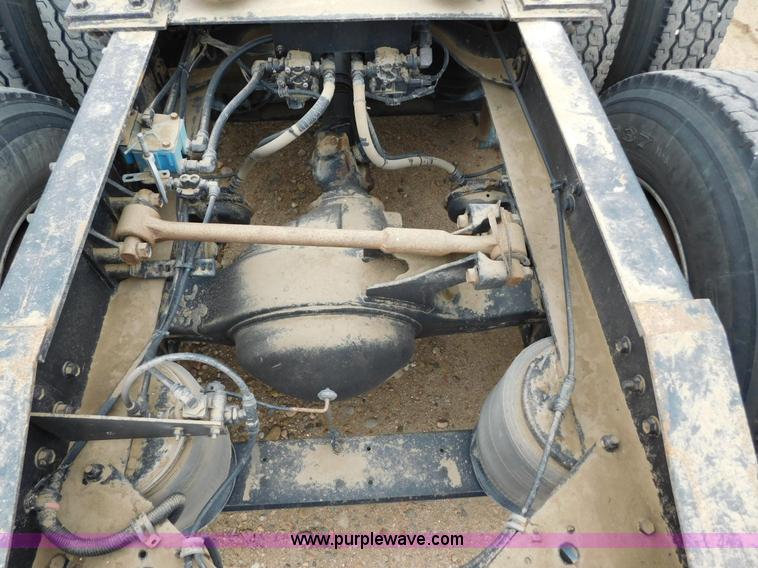 image for item J6830 1999 International 9200 semi truck