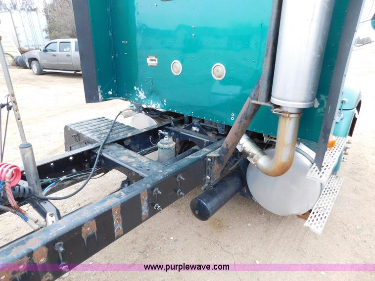 image for item J6830 1999 International 9200 semi truck