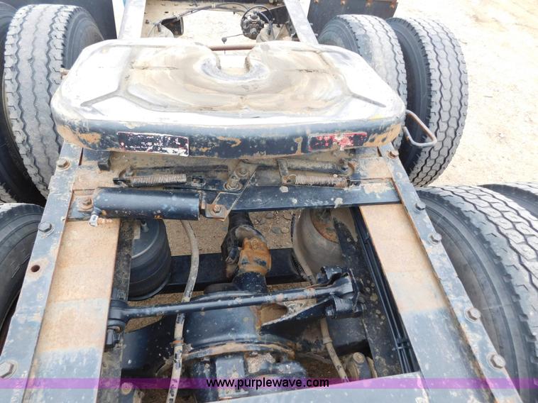 image for item J6830 1999 International 9200 semi truck