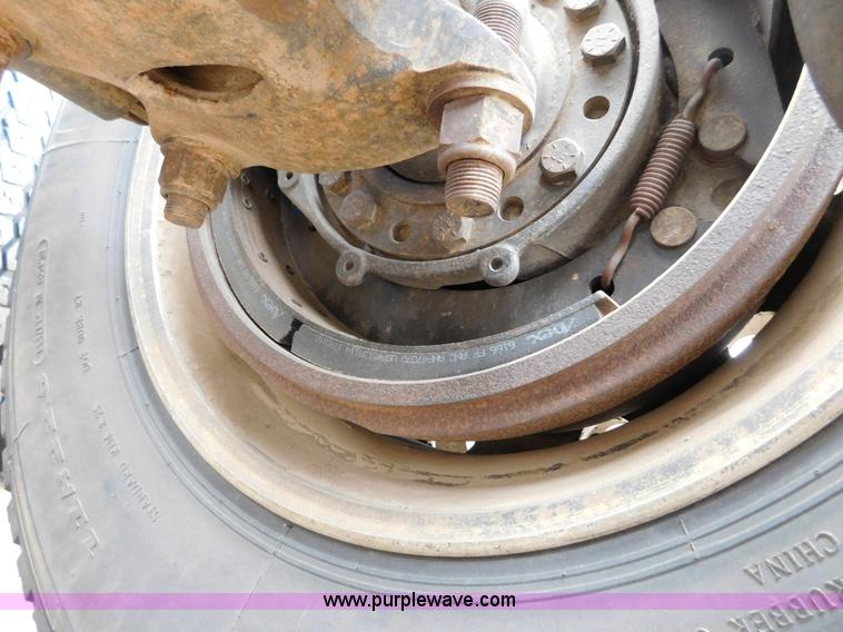 image for item J6830 1999 International 9200 semi truck