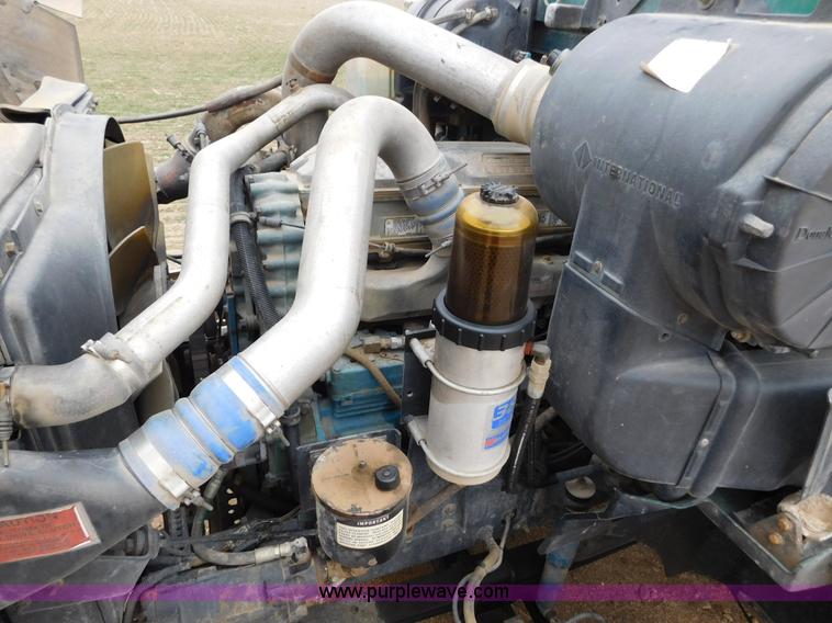 image for item J6830 1999 International 9200 semi truck