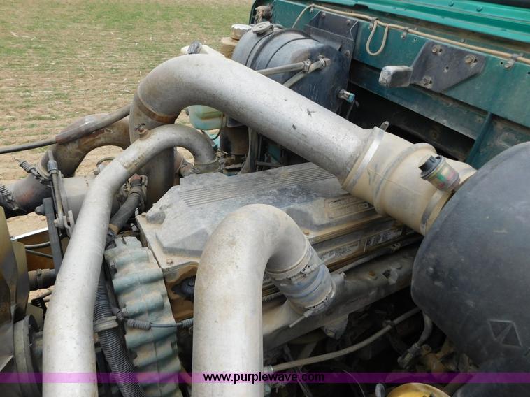 image for item J6830 1999 International 9200 semi truck