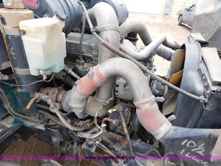 image for item J6830 1999 International 9200 semi truck