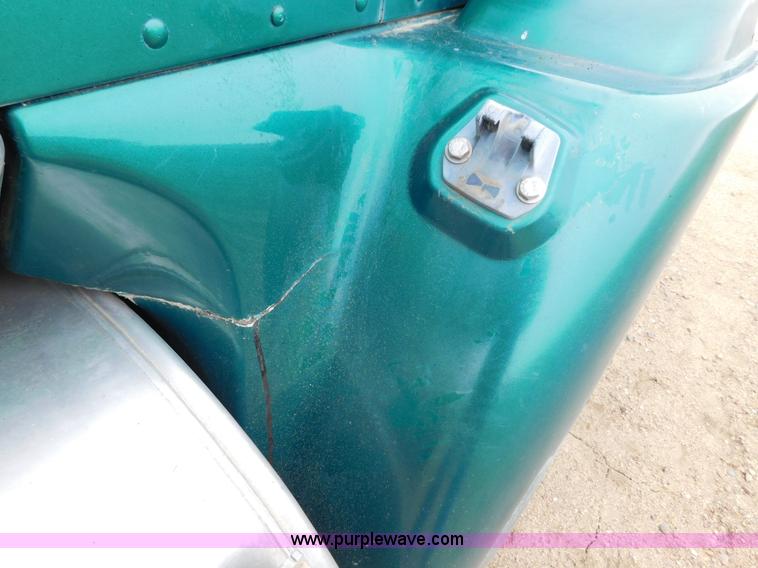 image for item J6830 1999 International 9200 semi truck