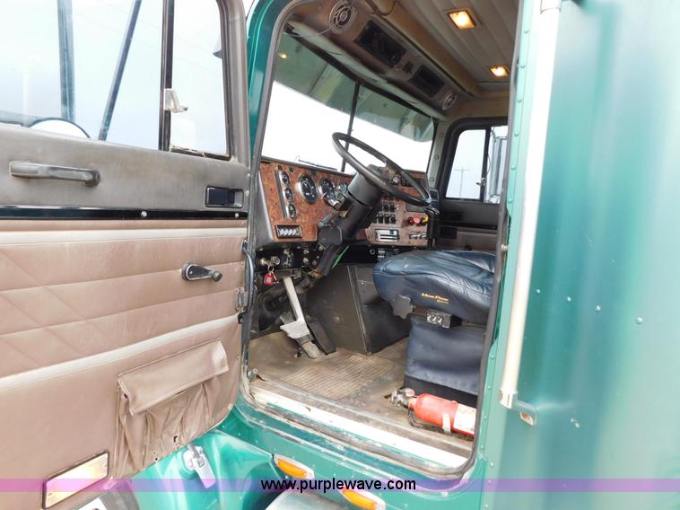 image for item J6830 1999 International 9200 semi truck