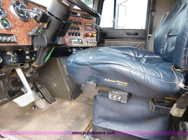 image for item J6830 1999 International 9200 semi truck