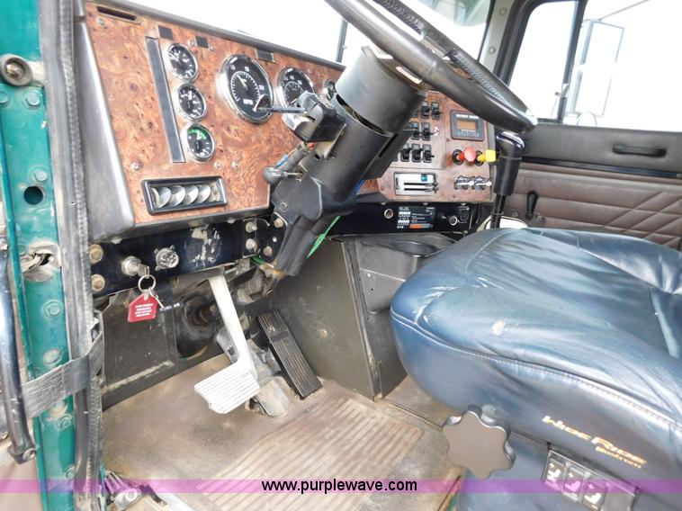 image for item J6830 1999 International 9200 semi truck