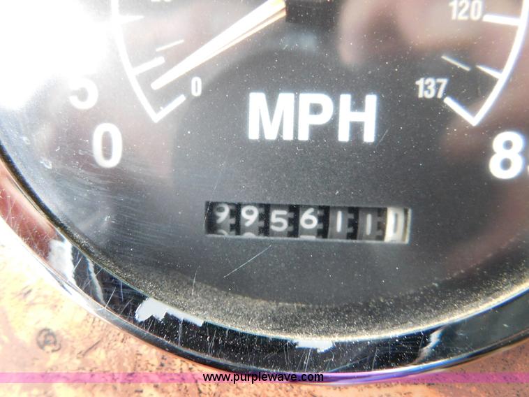 image for item J6830 1999 International 9200 semi truck