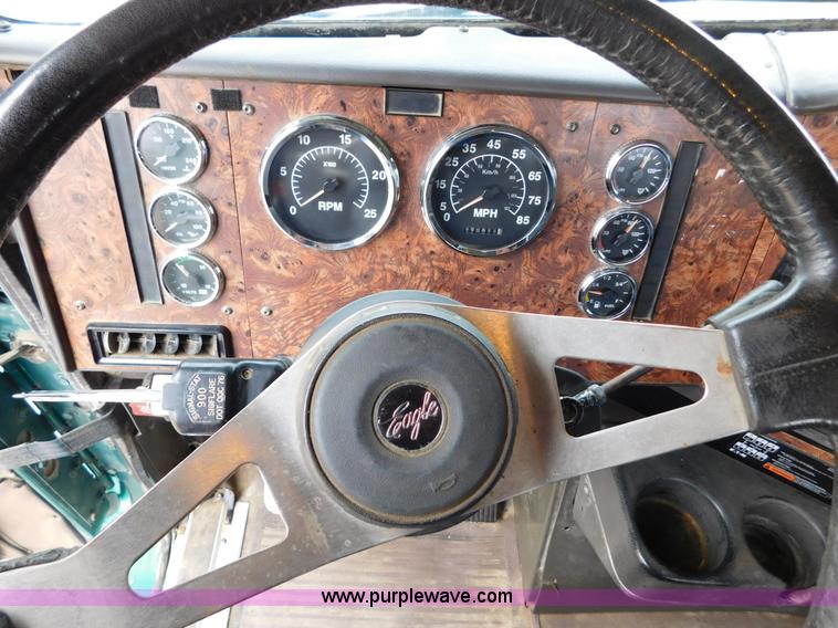 image for item J6830 1999 International 9200 semi truck