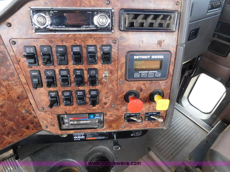 image for item J6830 1999 International 9200 semi truck