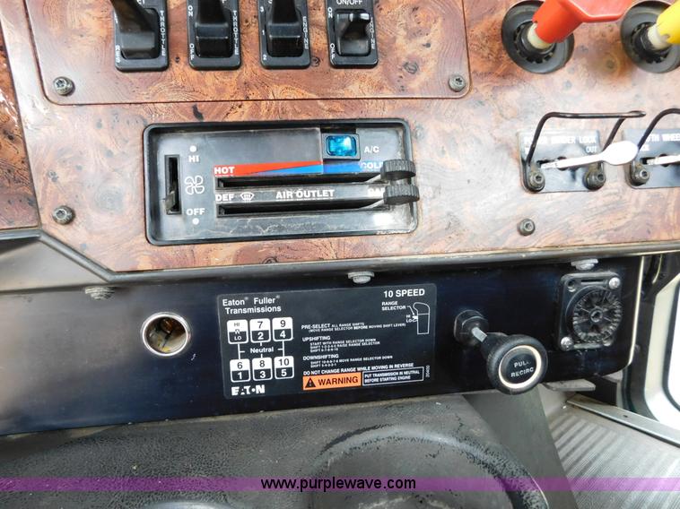 image for item J6830 1999 International 9200 semi truck