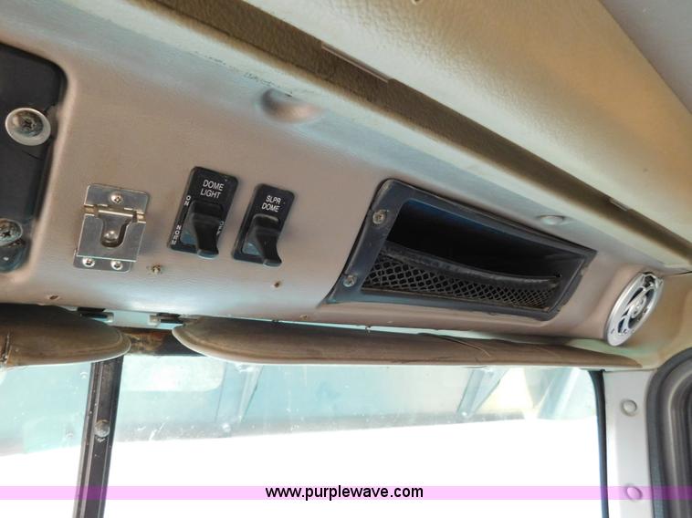 image for item J6830 1999 International 9200 semi truck