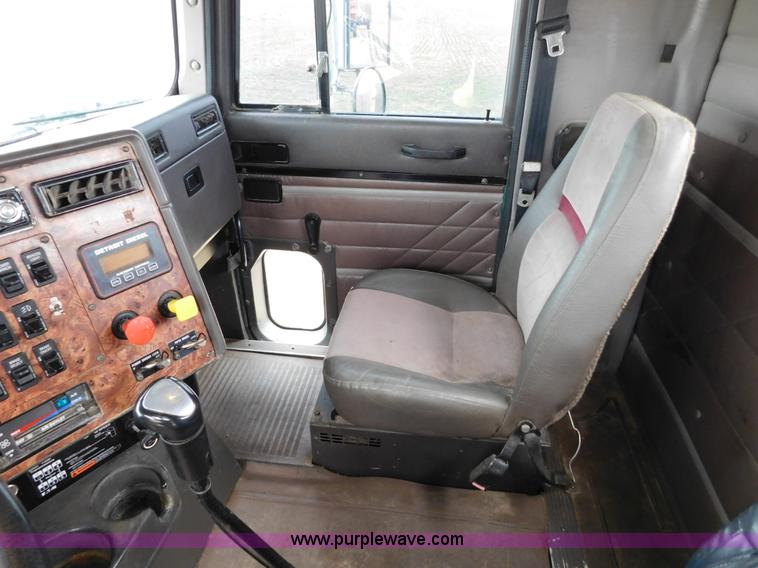 image for item J6830 1999 International 9200 semi truck