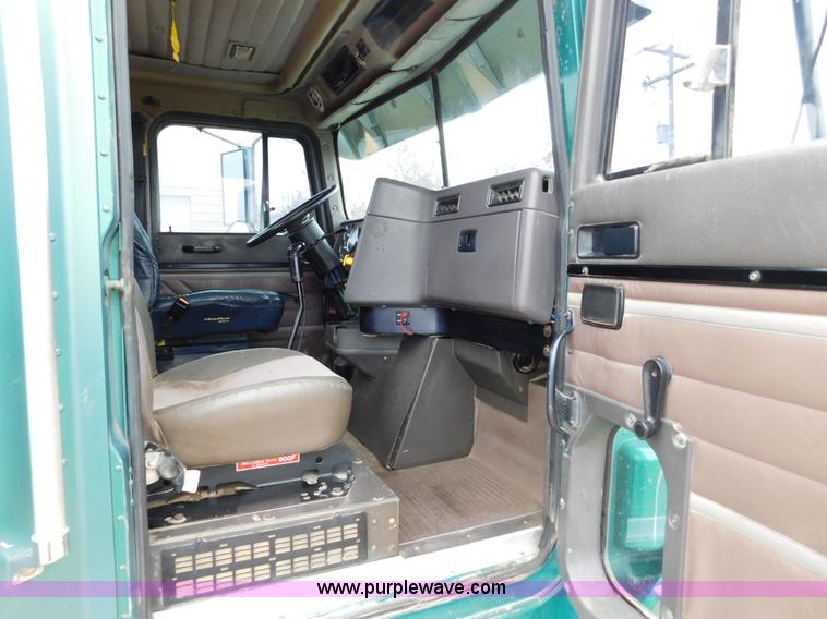 image for item J6830 1999 International 9200 semi truck