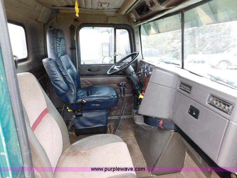 image for item J6830 1999 International 9200 semi truck