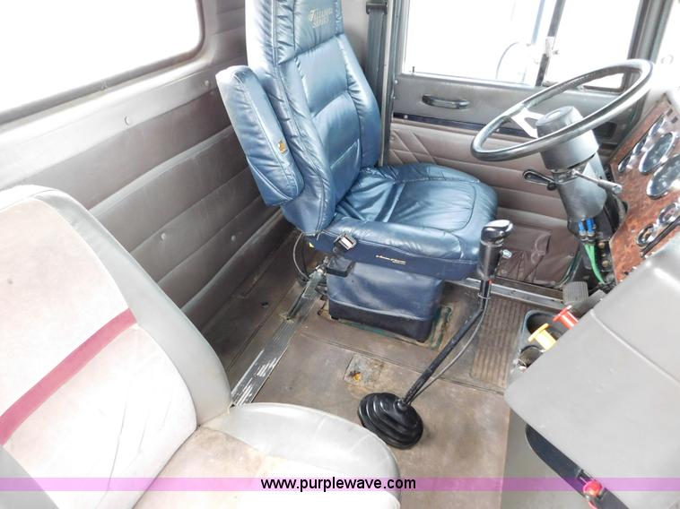 image for item J6830 1999 International 9200 semi truck