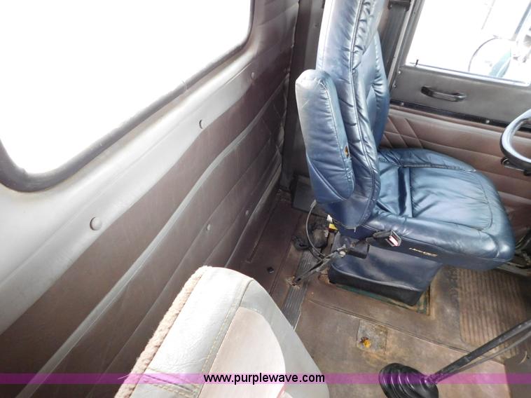 image for item J6830 1999 International 9200 semi truck