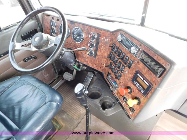 image for item J6830 1999 International 9200 semi truck