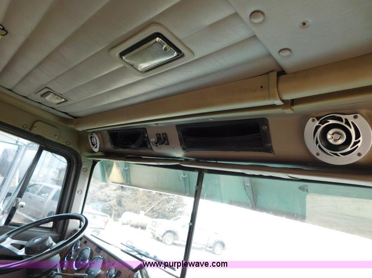 image for item J6830 1999 International 9200 semi truck