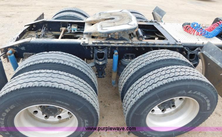 image for item J6830 1999 International 9200 semi truck