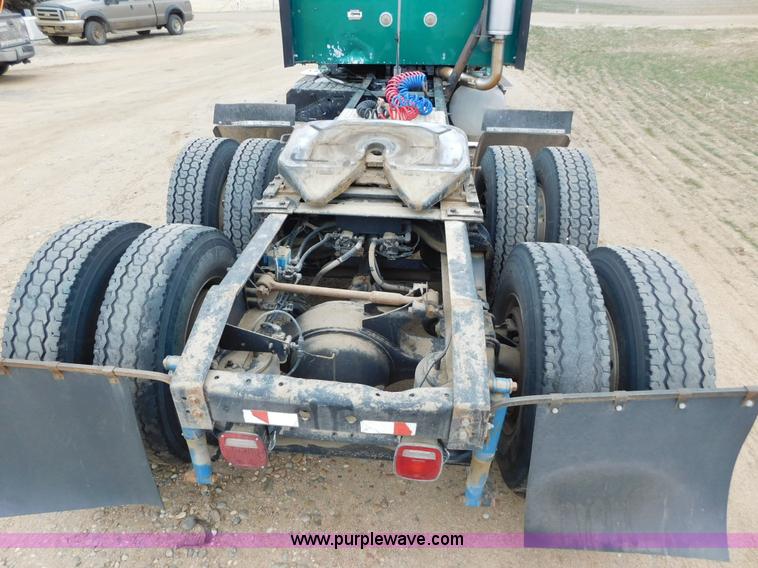 image for item J6830 1999 International 9200 semi truck